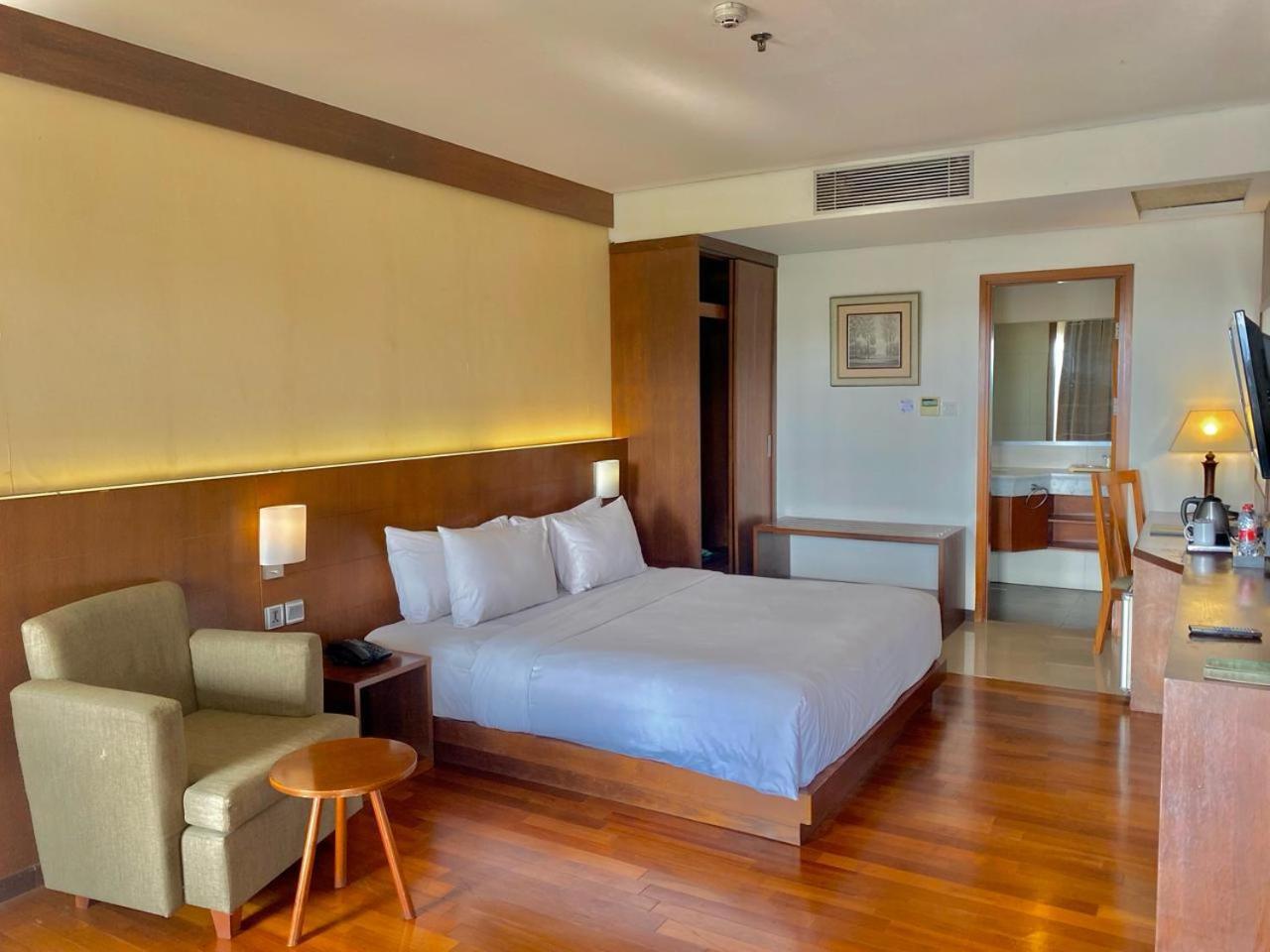 Oak Tree Emerald Hotel & Coventions Semarang Exterior foto