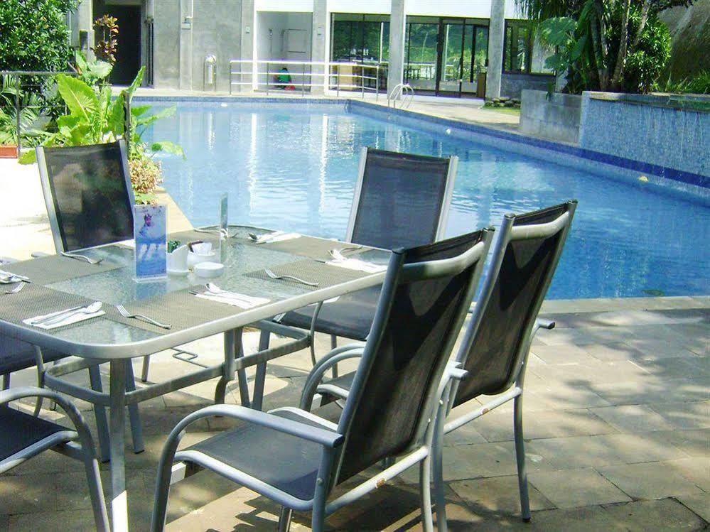 Oak Tree Emerald Hotel & Coventions Semarang Exterior foto